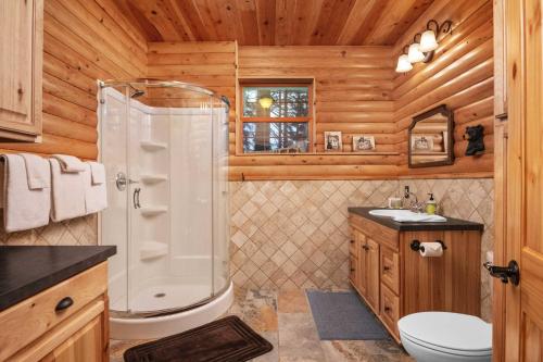 uma casa de banho em madeira com um chuveiro e um WC. em Svendsen Lodge em Mount Hood