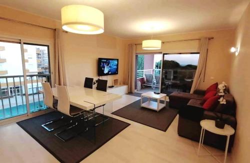 Beachfront Seaview Litoralmar apt, Fast WIFI, Airco, Pool, Private Parking