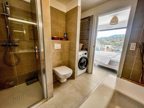łazienka z prysznicem, toaletą i oknem w obiekcie Marion - Plage à pied, Clim, Wifi - Agosta w mieście Albitreccia