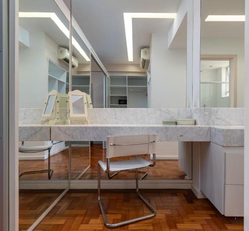 a bathroom with a sink and a mirror at 2 minutos da praia de Copacabana - A801 in Rio de Janeiro