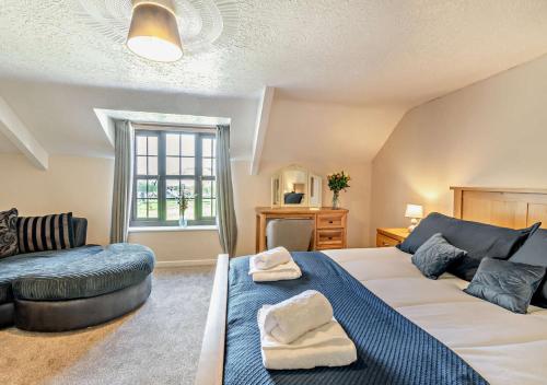 Un pat sau paturi într-o cameră la Chestnut Cottage - Stackpole