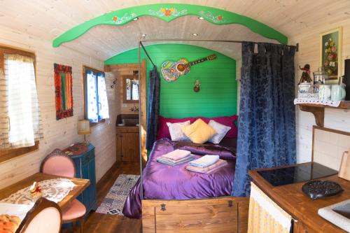 a small bedroom with a bed in a tiny house at Vintage Provence in Arles