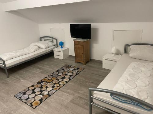 1 dormitorio con 2 camas y TV de pantalla plana en Monteursunterkunft Egenhofen, en Egenhofen