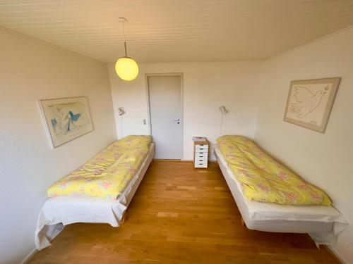 ニュークビン・モースにあるVærelse med udsigt over Limfjorden - rolige omgivelser og adgang til flot haveのベッド2台が備わる部屋