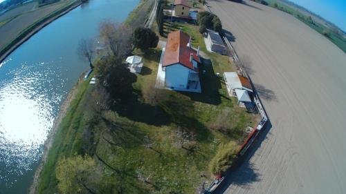 uma vista aérea de uma ilha na água em Casa di campagna Cà Teresa em Caorle