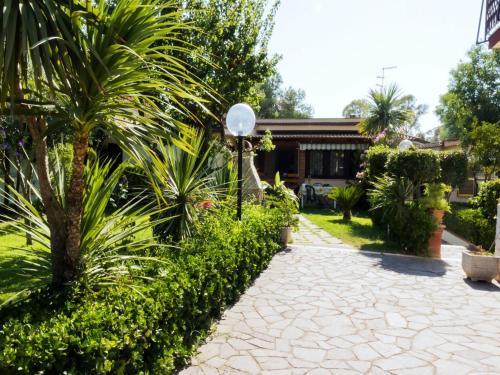 einen Gehweg vor einem Haus mit Pflanzen in der Unterkunft A casa tua Ostia Antica in Ostia Antica