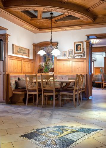 a dining room with a wooden table and chairs at Hotel zur Post in Rohrdorf