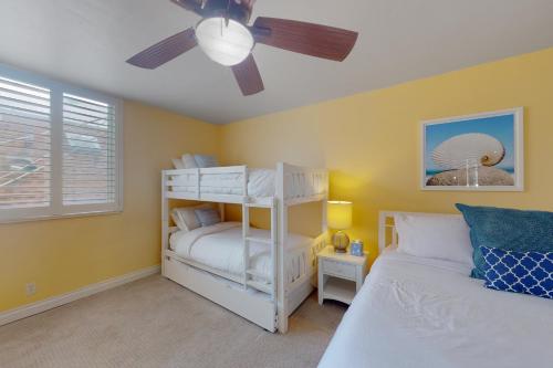 sypialnia z białym łóżkiem piętrowym i wentylatorem sufitowym w obiekcie Devon Retreat Unit D w mieście San Diego