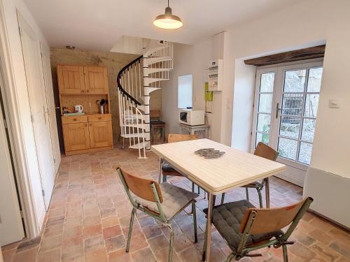 une cuisine et une salle à manger avec une table et des chaises dans l'établissement Gîte atypique au cœur du village - Beauval 5 min, à Châteauvieux