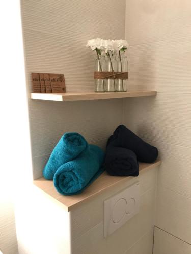 マントンにあるAppartement Maroelviの部屋の棚にタオルが2枚置かれている
