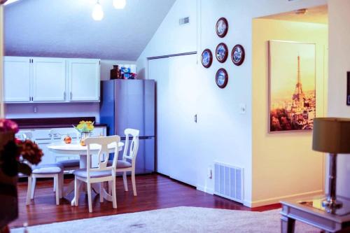 eine Küche mit einem Tisch und einem blauen Kühlschrank in der Unterkunft Cozy Balcony apartment in Morningside in Sioux City