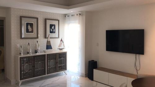 TV a/nebo společenská místnost v ubytování Punta Cana Suite