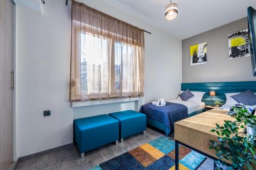 Habitación con 2 camas, mesa y escritorio. en Sylvia suite@Kantrida en Rijeka