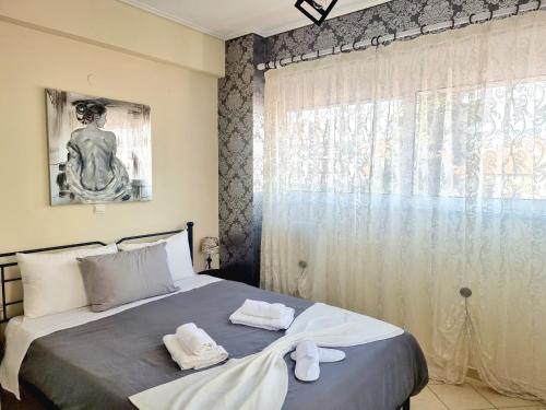 een slaapkamer met een bed met twee handdoeken erop bij in centre suite in Tripolis