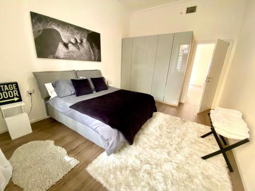 - une chambre avec un grand lit et un tapis dans l'établissement Apartment in Brera Milan, à Milan