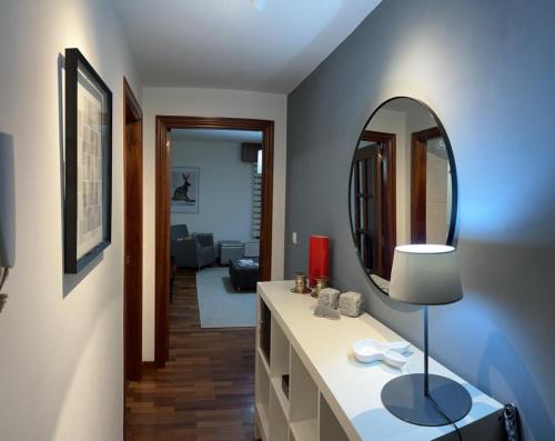 y baño con lavabo y espejo. en Apartamento zona Ria do Burgo, en A Coruña