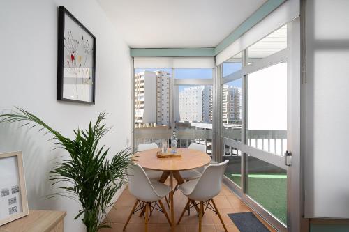 een eetkamer met een tafel en stoelen en een balkon bij Cantinho do Mar in Portimão