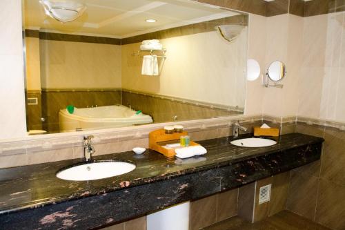Kylpyhuone majoituspaikassa Shiny River Hotel