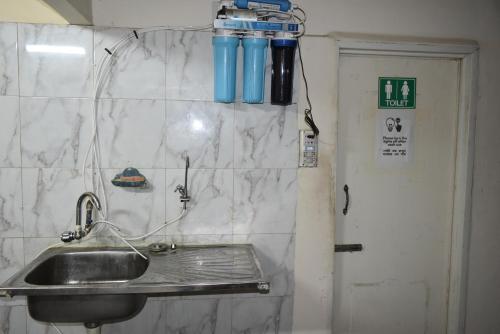 łazienka z umywalką i drzwiami w obiekcie Homestay 3 w mieście Dhaka