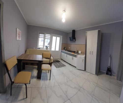 Dapur atau dapur kecil di Guesthouse U dida Viktora