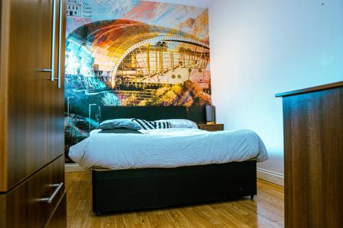 een slaapkamer met een bed met een schilderij aan de muur bij 412b Westgate Road in Elswick