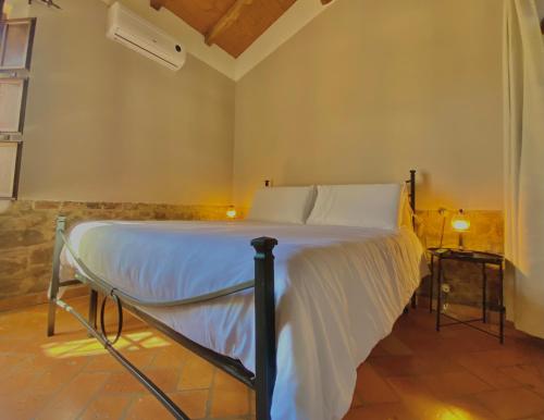 מיטה או מיטות בחדר ב-CASOLARE DEL MAESTRALE
