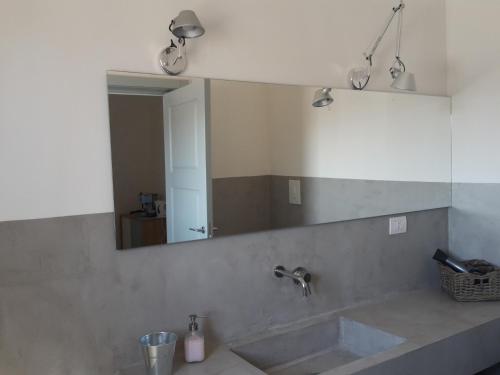 サン・ヴィート・デイ・ノルマンニにあるSunny San Vitoのバスルーム(大きな鏡、シンク付)