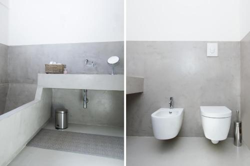 サン・ヴィート・デイ・ノルマンニにあるSunny San Vitoのバスルーム(トイレ、洗面台付)の写真2枚