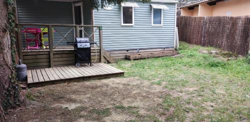 une cour avec une terrasse munie d'un compteur dans l'établissement Mobil-Home Confort 4pers. Mercantour, à Roquebillière