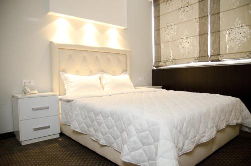 Centrum Sobe Rooms Čačakにあるベッド