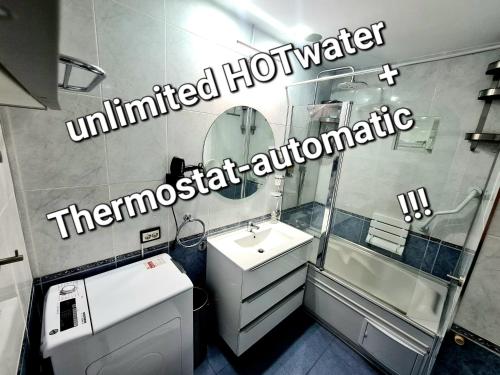 Ένα μπάνιο στο OCEANFRONT DELUXE-45m,HEATED POOLs,2AirCondition, 2TV-65",DISHWASHER,600mb,Lift,Amadores View !