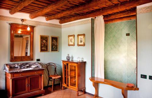 baño con lavabo y armario de madera en Villa Avesa en Verona