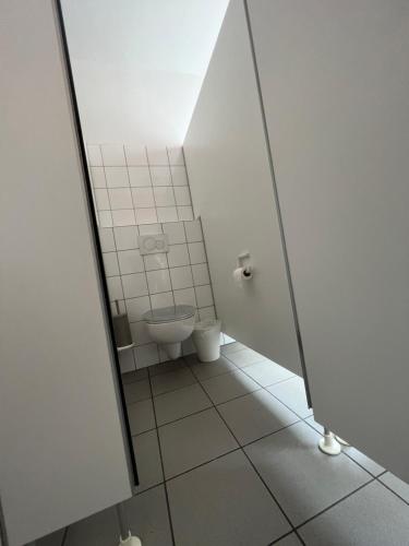 ein kleines Bad mit WC in einer Kabine in der Unterkunft Black Sheep in Köln