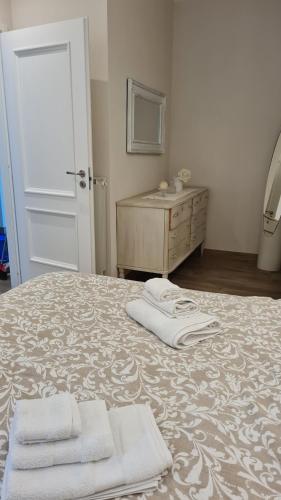 a bedroom with a bed with towels on it at La casetta del nonno in Capodimonte