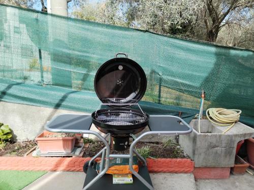 een grill voor een hek bij Casa Shanty in La Spezia