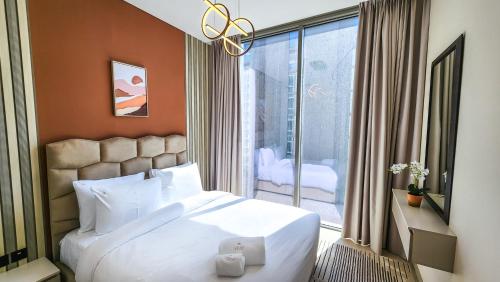 Postel nebo postele na pokoji v ubytování STAY BY LATINEM Luxury 1BR Holiday Home CVR A2810 near Burj Khalifa