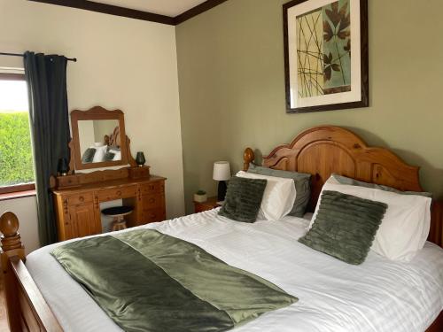 ein Schlafzimmer mit einem großen Bett und einem Spiegel in der Unterkunft Rural spacious bungalow with pool in Chalandrey
