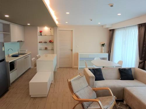 a living room with a couch and a table at Seven Seas Condo Resort Beautiful Location in Jomtien Beach