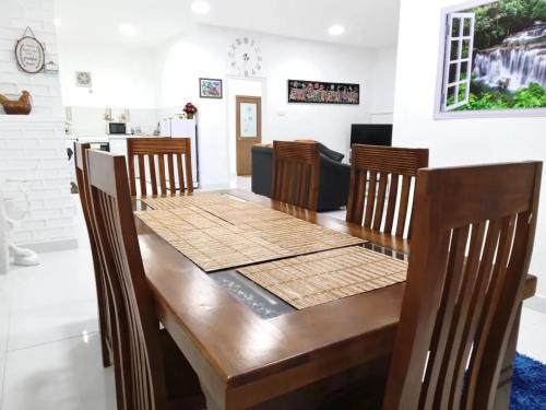 バンダーラウェラにあるMount edge riverside hotel in Bandarawelaのダイニングルーム(テーブル、椅子付)、キッチン