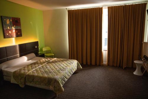een hotelkamer met een bed en een raam bij Logis Hôtel Restaurant La Vraine in Gironcourt-sur-Vraine