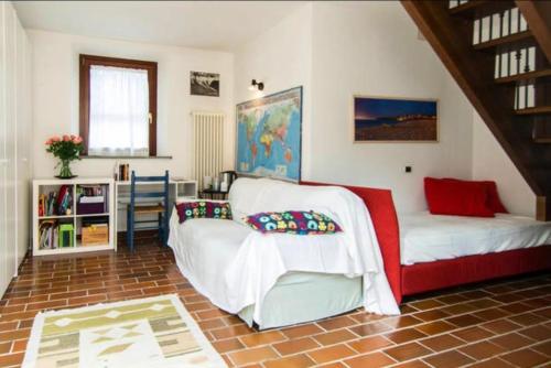 un soggiorno con letto e divano di Villa Conero a Montacuto