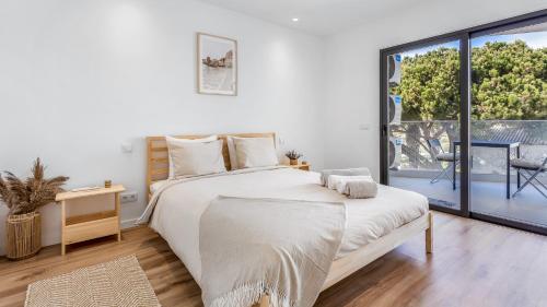 Dream Apartment W/Pool & Balcony by LovelyStay