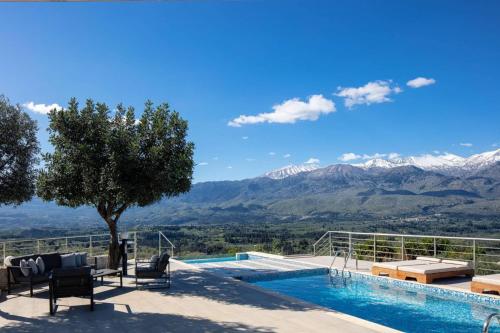 Piscina de la sau aproape de Agapi Luxury Villa