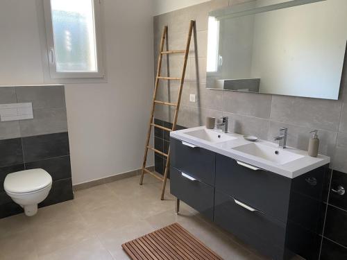 La salle de bains est pourvue d'un lavabo, de toilettes et d'un miroir. dans l'établissement Moun Cabanoun, à Carpentras