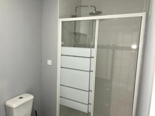uma cabina de duche em vidro numa casa de banho com WC em Ancoradouro T2 - Alojamento Local Gerês em Braga