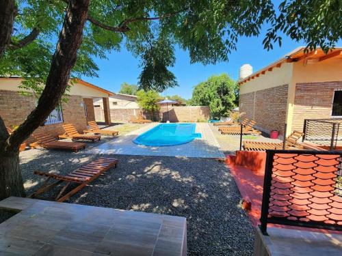 ハルディン・アメリカにあるRESIDENCIAL LOS ANDESの裏庭(スイミングプール、木付)