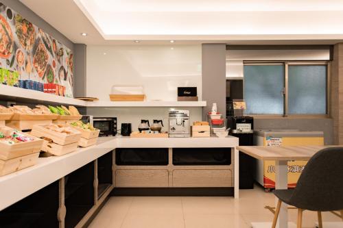 a kitchen with a counter in a store at HUB HOTEL Tucheng in Tucheng