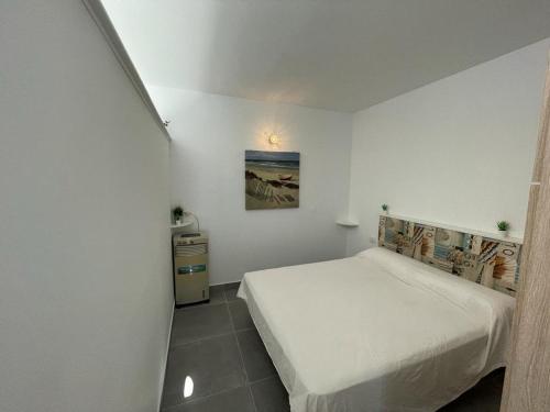 małą sypialnię z łóżkiem w pokoju w obiekcie Tenerife Primavera w Aronie
