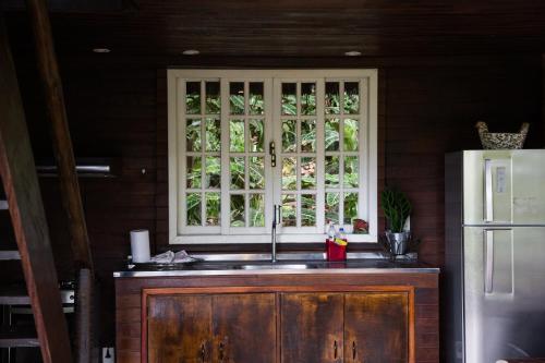 eine Küche mit Spüle und Fenster in der Unterkunft Rain Forest Paradise in Rio de Janeiro