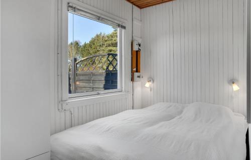 ein Schlafzimmer mit einem weißen Bett und einem Fenster in der Unterkunft Awesome Home In Nakskov With Wifi in Nakskov